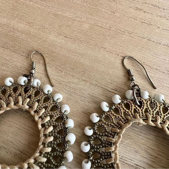 🍭6/$30 White bead and gold tone circle dangle drop earrings - Picture 4 of 5